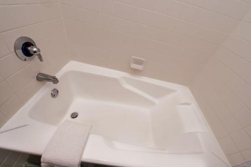 Azure Hotel & Suites Ontario, A Trademark Collection Hotel image 21
