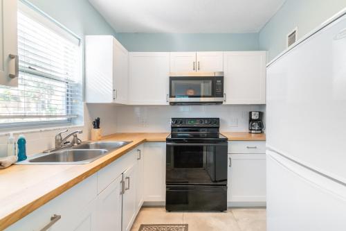 Cute One Bedroom at The Coral Resort apts - image 5