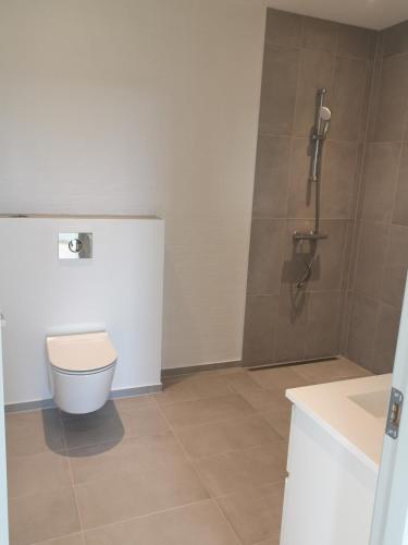 Bany, Hus med søudsigt in Brabrand