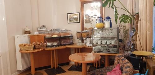 Food and beverages, Cafe-Konditorei-Pension Sander in Niederfell