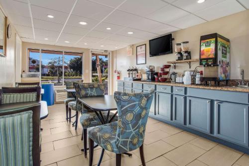 Econo Lodge Coliseum in Charleston, USA