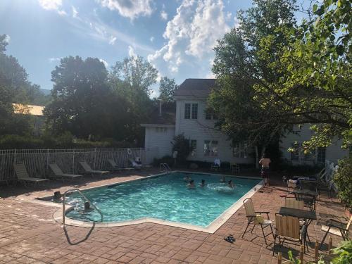 Phoenix Inn Resort - image 6