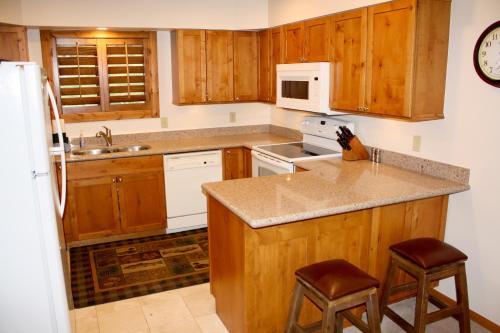 Woods Manor #302-A - Close to Main Street - Access to Indoor Hot Tub and Shuttle thumb 4