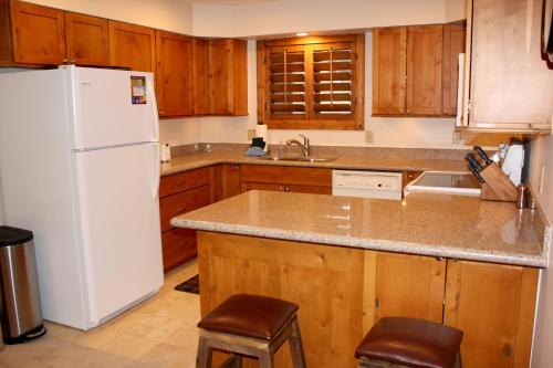 Woods Manor #302-A - Close to Main Street - Access to Indoor Hot Tub and Shuttle in Breckenridge, USA