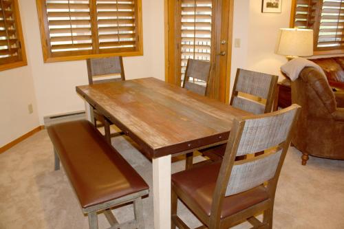 Woods Manor #302-A - Close to Main Street - Access to Indoor Hot Tub and Shuttle in Breckenridge, USA