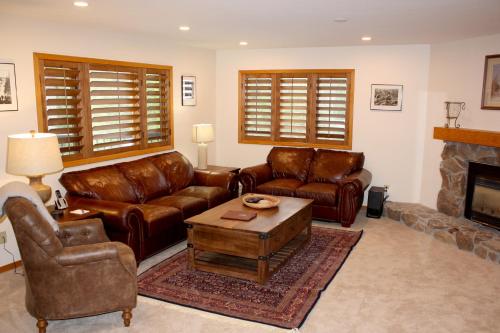 Woods Manor #302-A - Close to Main Street - Access to Indoor Hot Tub and Shuttle - image 8