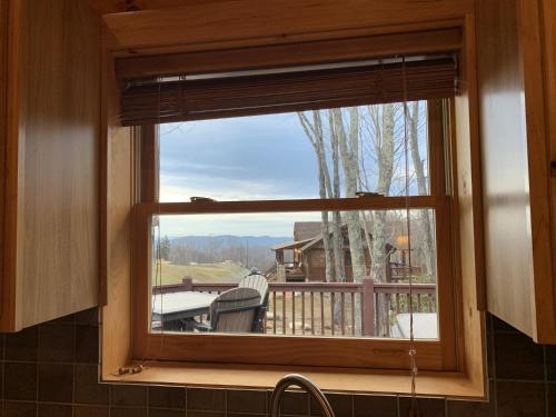 2 BR Cabin with Hot Tub, Deck, Fire Pl