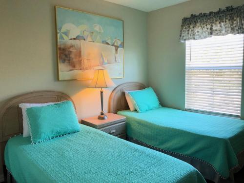 Gated Emerald island resort townhome, Overlook Pool, 3 miles to Disney, rent by owner thumb 2