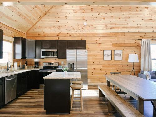 Timber Wheat Retreat - Hot Tub Community Pool Game and Theater Room - image 3