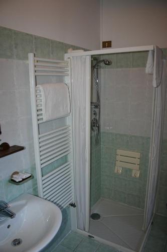 2 twin beds, 1 sofa bed