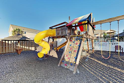 Island Escape - 2 Pools & Hot Tub - Walk to Beach townhouse - image 2