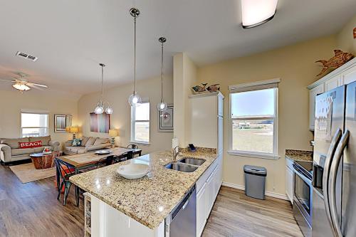Island Escape - 2 Pools & Hot Tub - Walk to Beach townhouse - image 6