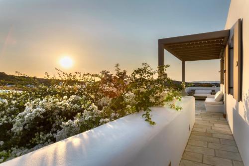  White Tinos Luxury Suites in Stení