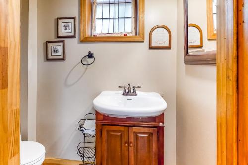 Hemlock Hideaway - image 5