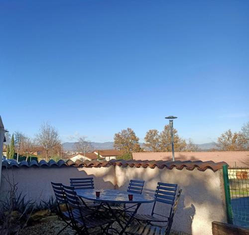 Le Temps d une Pause - Studio Indépendant climatisé jusqu à 4 personnes avec vue sur le Beaujolais - Borne recharge véhicule électrique