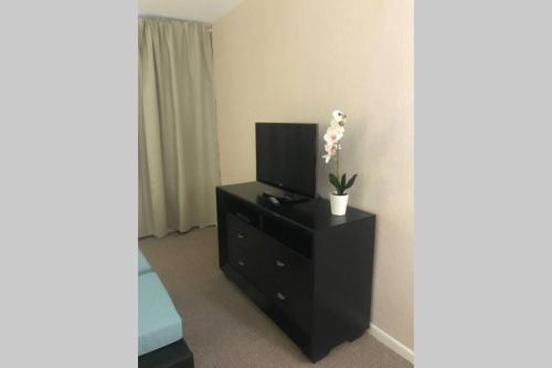 Cozy 1 bedroom 1 bathroom 1 parking place free - image 3