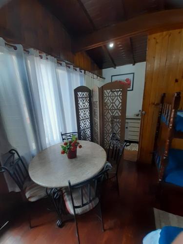 Villa Valentina chales com lareira e churrasqueira in Campos Do Jordao