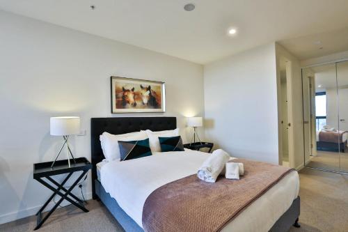 Next to 'The Glen Shopping Centre' Apartment