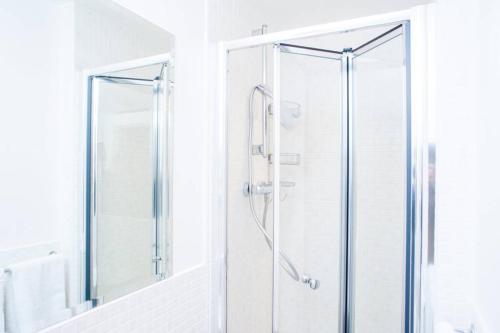 Clifton Jewel - 4 bed townhouse with parking. MyCityHaven - image 2