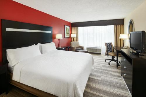 Holiday Inn Express & Suites I-26 & Us 29 At Westgate Mall, an IHG Hotel