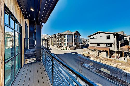 Luxe Tri-Suite Retreat - Walk to Ski Lift & Dining townhouse - image 2