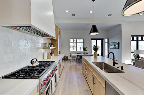 Luxe Tri-Suite Retreat - Walk to Ski Lift & Dining townhouse - image 7