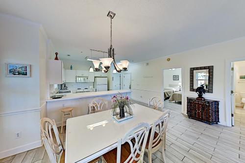 Myrtlewood Golf Club Getaway with Sunroom & Pool condo - image 3