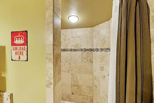 Timber Creek Lodge - Walk to Lifts Pool & Spa condo - image 8