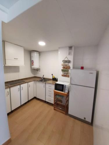 Konyha, Apartamento a 300 mts de la playa, 25 minutos de Port Aventura y 50 de Barcelona in Comarruga