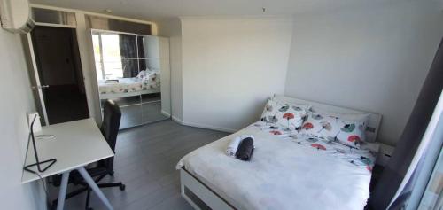 Private Modern Room in shared Apartment -Great Location in Center near Canberra and Region Visitors Centre