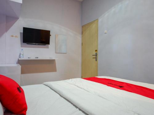 RedDoorz near Pasar Batang, Batang