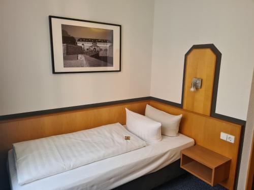 Standard Single Room image 2