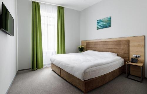 Custos Riverside Hotel - main image