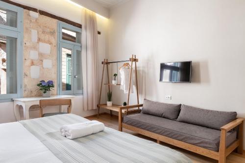 2 twin beds, 1 sofa bed