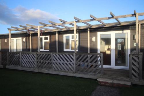 34H Medmerry Park 2 Bedroom Chalet Family Friendly - No Manual Workers Allowed gîte à louer Hounds