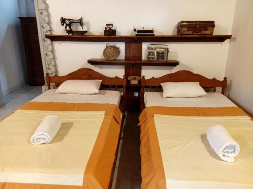 2 twin beds