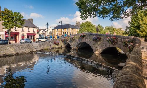Skats, 3 Bed Cottage - Sleeps 7 - Parking - Play Area in Crossmolina
