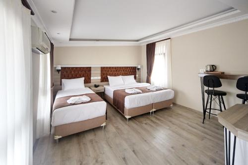 1 queen bed, 1 twin bed
