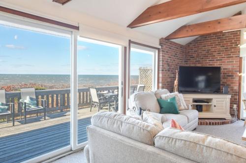 460 Waterfront Private Beach Wrap-Around Deck Panoramic Views and two TV Rooms - image 4