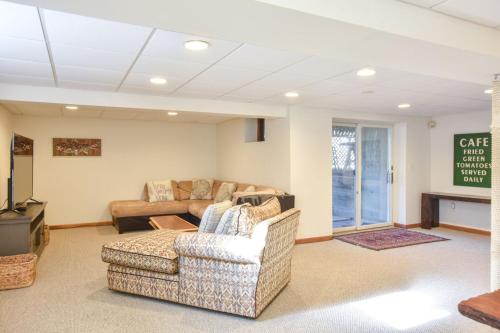 460 Waterfront Private Beach Wrap-Around Deck Panoramic Views and two TV Rooms - image 8
