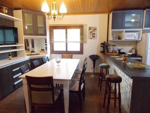 Casa 4 quartos em Canela - Palace Hotel in เอวเจนิโอ เฟร์เรย์รา