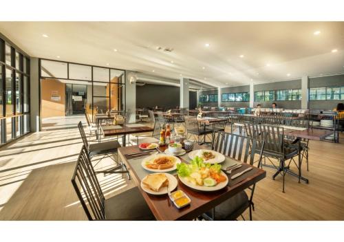 Restaurant, The Wind Hotel in Bang Saray