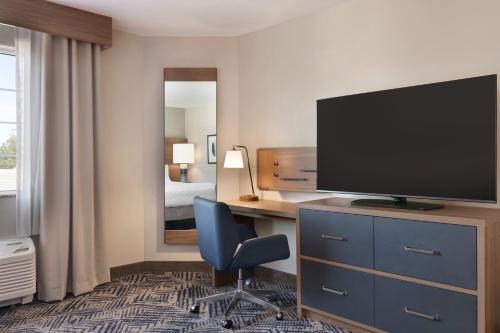 Candlewood Suites Fayetteville Fort Bragg an IHG Hotel - image 2