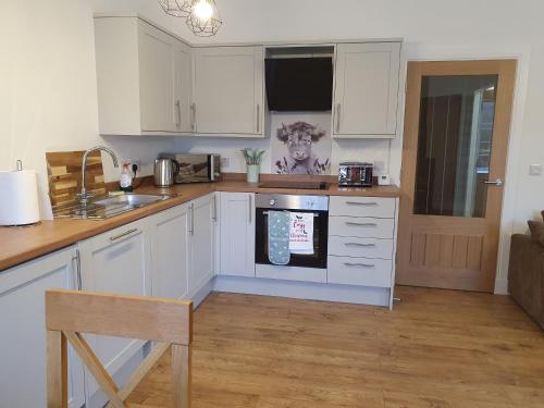 кухня, 2-Bed Barn Hot Tub & Pet Friendly near Muirkirk in Камнок