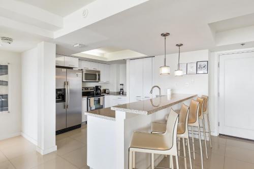 Breathtaking bayview condo 3BR beachfront resort. Solare Tower 806 - image 3