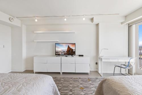 Breathtaking bayview condo 3BR beachfront resort. Solare Tower 806 - image 8