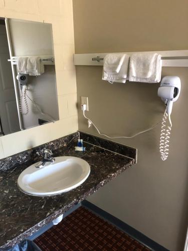 Rodeway Inn & Suites - image 2