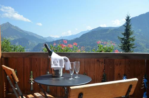 balkon/terras, Les chambres et Roulottes des Noisetiers in Leysin