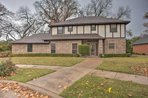 Unwind Fireside & Play Pool! Idyllic McKinney Home, Мак-Кинни (фото 3)