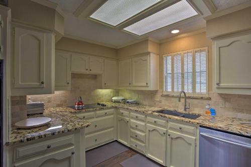 Unwind Fireside & Play Pool! Idyllic McKinney Home, Мак-Кинни (фото 10)
